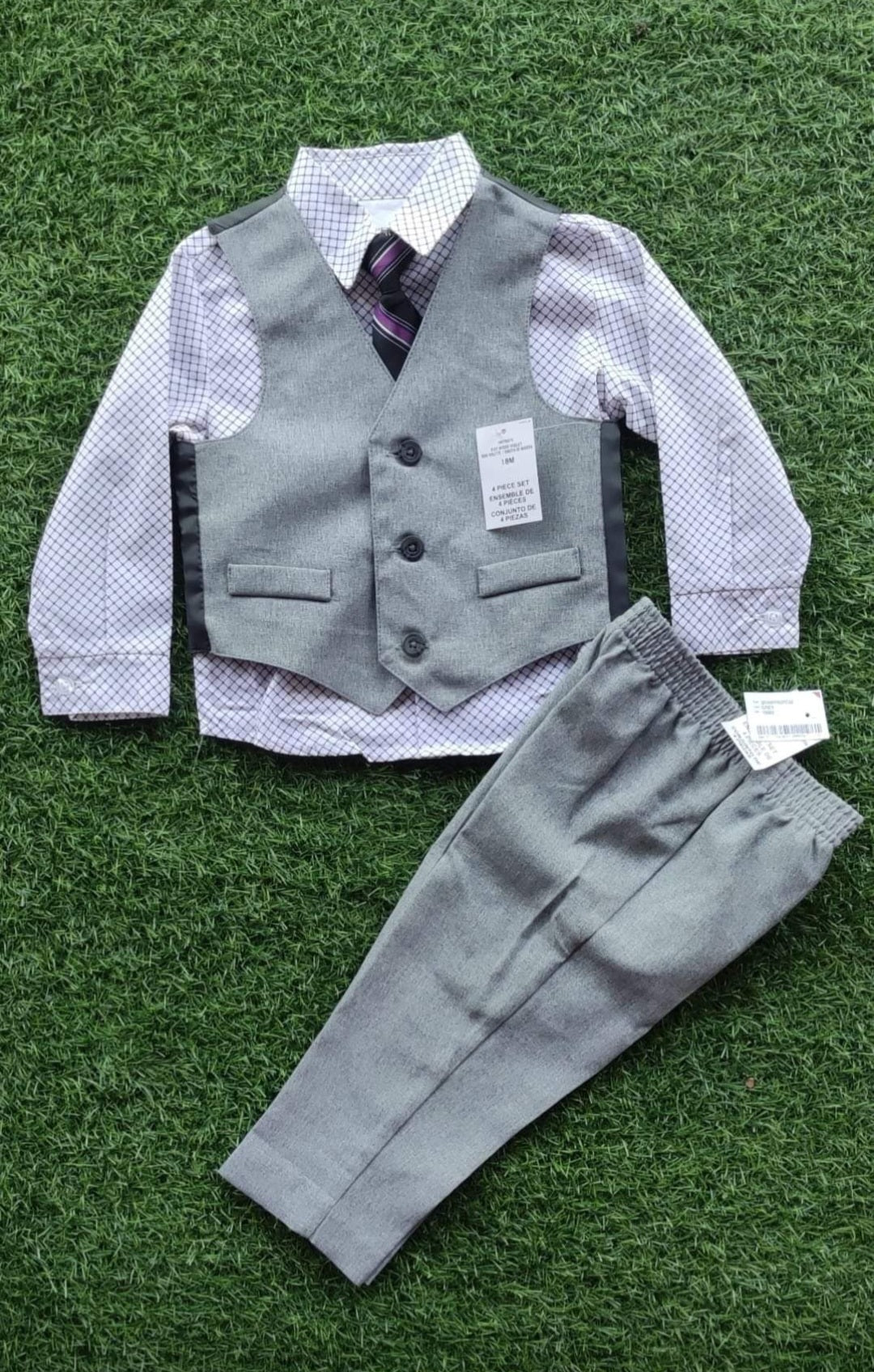 Camisa manga larga/chaleco y pantalón gris