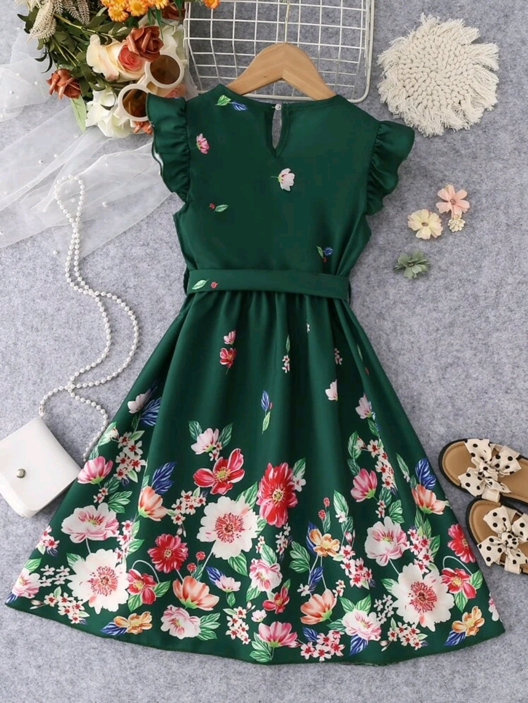 Vestido verde floreado con cinta