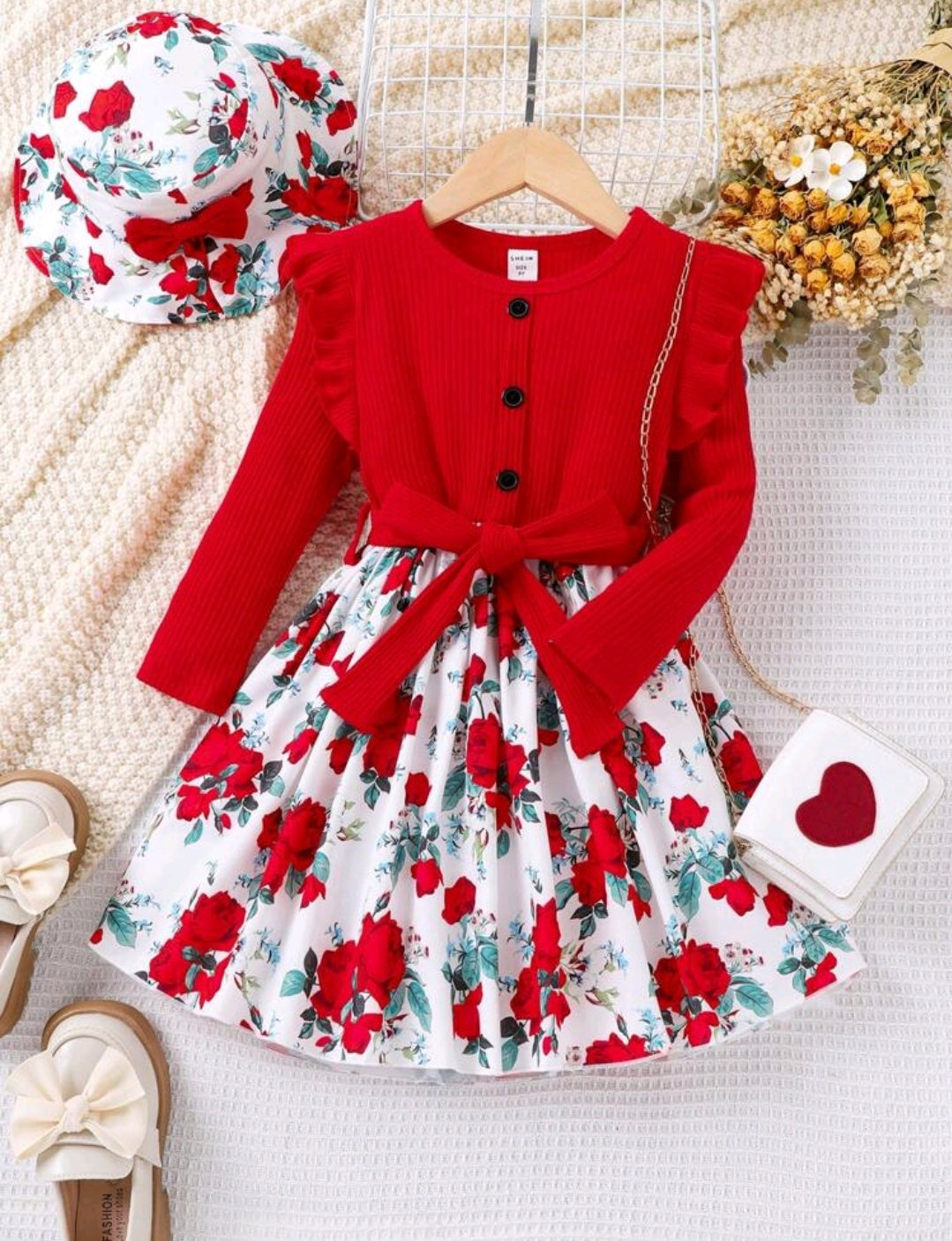 Vestido rojo floreado manga larga con sombrero