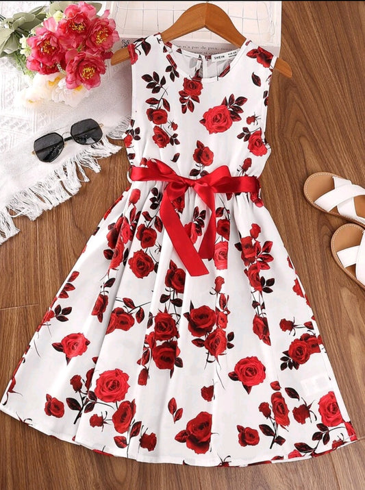 Vestido blanco floreado con cinta roja